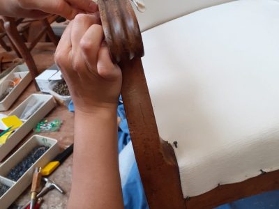 Garnissage pendant la formation tapissier d'ameublement sur l'estuaire de la Gironde