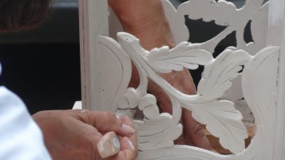 Geste de restauration d'un cadre pendant l'atelier de rénovation et restauration de meubles vers Bordeaux en Gironde en Nouvelle Aquitaine