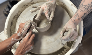 Geste au cours de la formation céramique et poterie à Toulouse