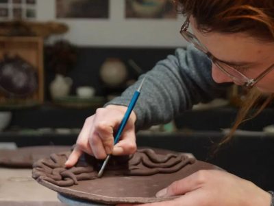 Geste pendant la formation céramique à Toulon en région PACA