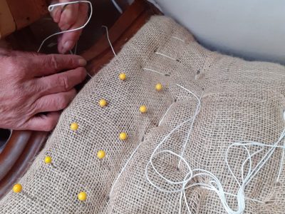 geste du tapissier pendant la formation tapisserie d'ameublement en Gironde