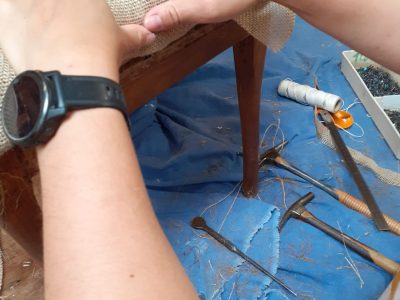 Geste pendant la formation tapissier garnisseur en Gironde