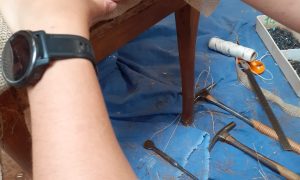 Geste pendant la formation tapissier garnisseur vers Royan