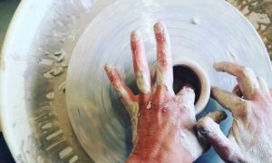 Apprentissage du geste formation tournage en céramique à Perpignan, Pyrénées Orientales