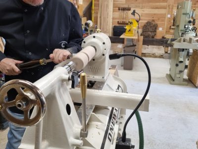 Apprentissage du tournage désaxé pendant la formation tournage sur bois avec un tourneur vers Agen