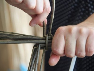 Apprentissage du geste pendant la formation vannerie en Bourgogne