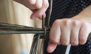 Apprentissage du geste pendant la formation vannerie en Bourgogne