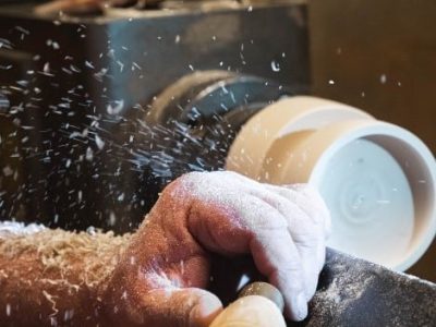 Geste du tournage sur bois au cours de la formation tourneur entre Grenoble et Chambéry