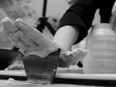 Geste après le tournage céramique pendant la formation dans les Pyrénées
