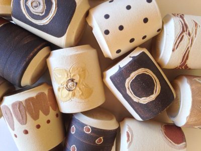 Finition pendant la formation céramique avec une céramiste vers Montpellier