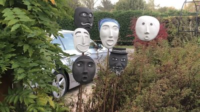 Groupe de masques pendant le stage de modelage céramique et tournage du grès vers Carcassonne