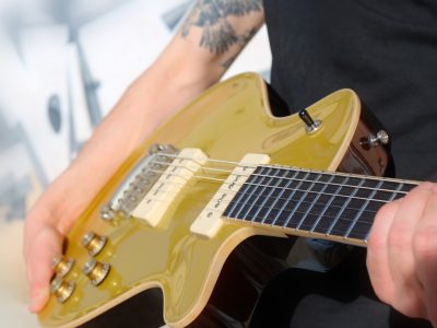 Guitare électrique pendant la formation en lutherie à Toulouse