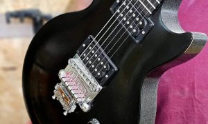 Guitare noire au cours de la formation lutherie avec un luthier expert entre Besançon et Dijon
