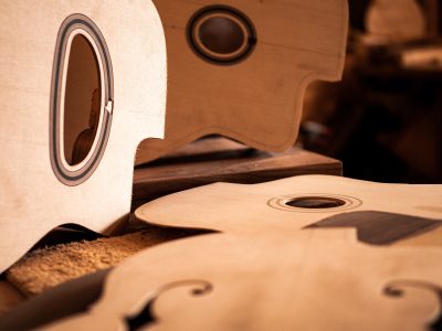 Pièces de guitares pendant la formation luthier vers Toulouse en Occitanie