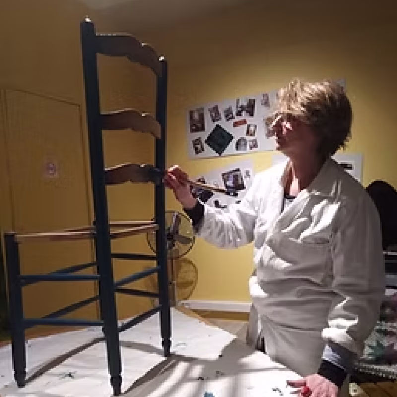 Séverine Boulet dans son atelier de tapissier à Rouen