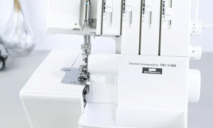 Surjeteuse formation Couture en région PACA : métiers de la mode et vêtement flou