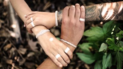 Bijoux portés faits pendant le stage de bijouterie avec un bijoutier