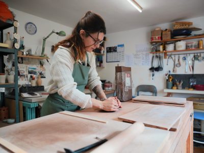 Aurore, céramiste, pendant la formation céramique à Toulon
