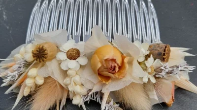 Peigne pendant l'atelier de fleurs séchées pour le mariage vers Rouen