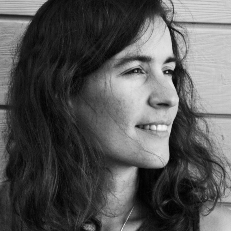 Ingrid Bret, artisan tisserand et couturière en broderie piqué libre