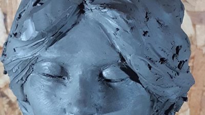 Visage d'une femme stage création d'une sculpture en terre