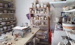 Atelier de Jean François Pesez pendant la formation céramique Sigillée vers Perpignan