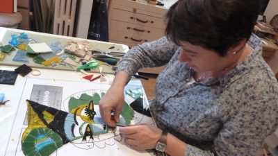 Elève en mosaïque pendant le stage mosaïste avec Sylvie Potier