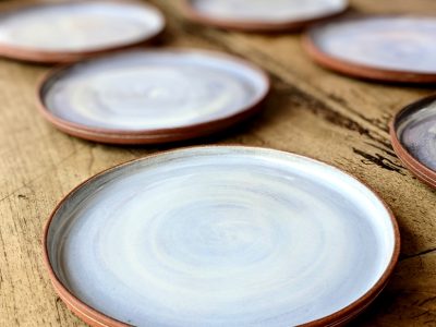 Assiettes en grès rouge et céramique pendant la formation céramiste à Chambéry