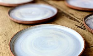 Assiettes en grès rouge et céramique pendant la formation céramiste à Chambéry