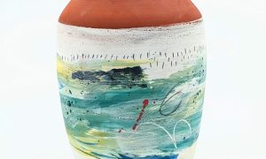 Vase en grès large d'une céramiste qui propose des formations en décoration de céramique à Chambéry
