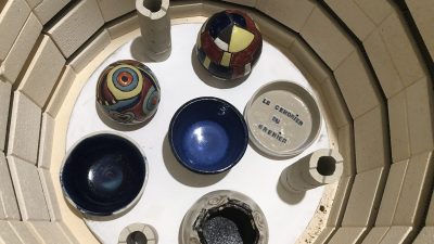 Sortie de four pendant le stage de modelage céramique et tournage du grès vers Carcassonne