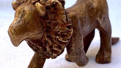 Sculpture en bronze faite pendant le stage ou la formation fonderie d'art dans l'atelier d'un fondeur