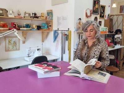 Consultation de livres de couture pendant la formation couturier à Toulouse en Haute-Garonne