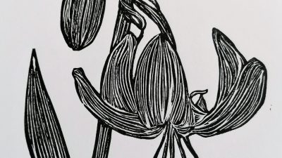 Gravure en forme de lys pendant le stage de linogravure à Tarbes