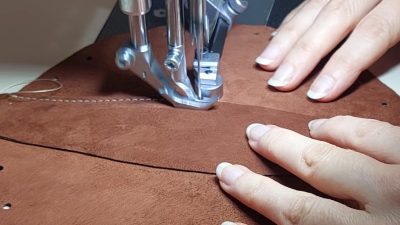 Machine à points pendant l'atelier avec un maroquinier