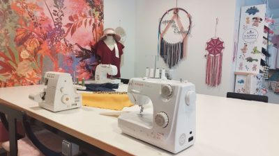 Surjeteuse et machine à coudre dans un atelier de couture vers Bordeaux