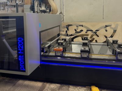 Machine à commande numérique pendant la formation ébéniste à Montpellier