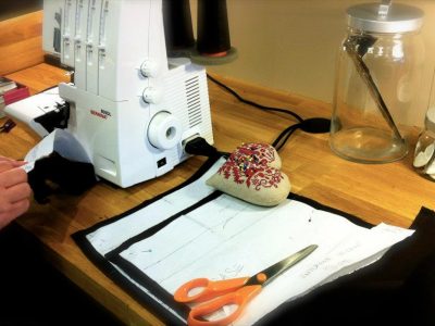 Machine à coudre pendant la formation couture, mode et vêtement flou à Lille dans le Nords dans les Hauts-de-France