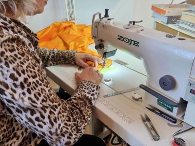 Catherine sur une machine à coudre au cours de la formation couture avec un styliste modéliste à Toulouse en Occitanie