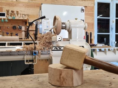 Maillet de tourneur sur bois pendant la formation en Occitanie