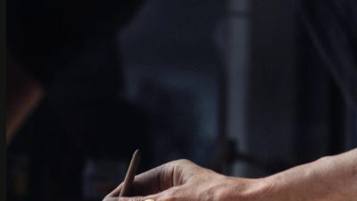 Finition au cours de la formation ou le stage vitrail avec une vitrailliste proche de Toulouse à Castres dans le Tarn en Occitanie