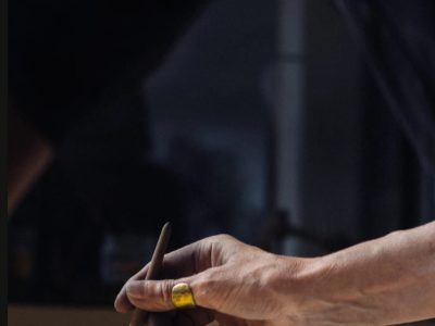 Finition au cours de la formation ou le stage vitrail avec une vitrailliste proche de Toulouse à Castres dans le Tarn en Occitanie