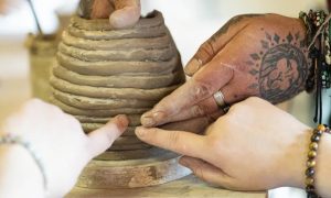 Découverte argile pendant la formation céramiste à Fécamp proche de Rouen et Le Havre