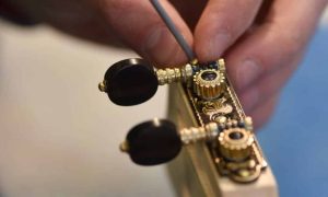 Manche de guitare au cours de la formation lutherie avec un luthier expert entre Besançon et Dijon