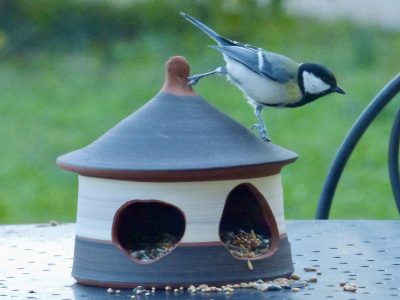 Mangeoire à oiseaux au cours de la formation tournage céramique et poterie avec une céramiste proche Hérault