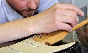 Mesure par Victor au cours de la formation lutherie avec un luthier expert dans le Doubs