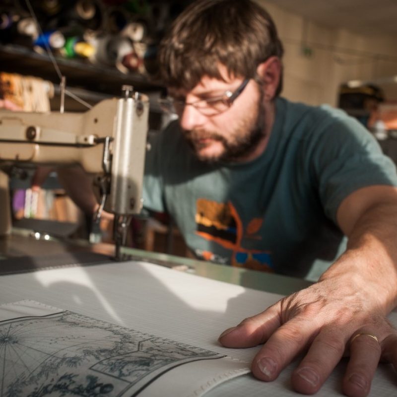 Michaël LADET artisan maroquinier en cours de création dans son atelier