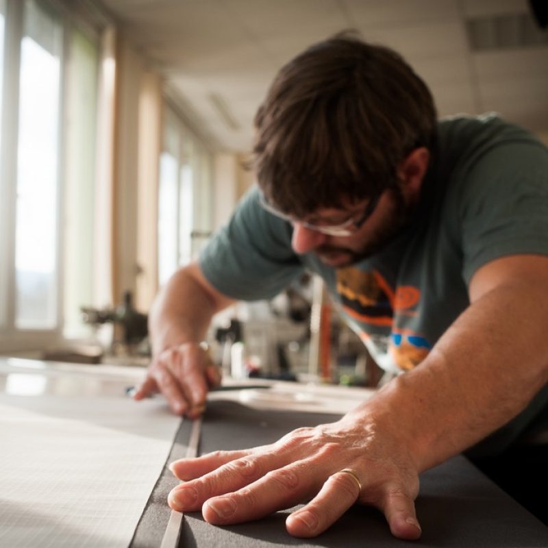 Michaël LADET artisan maroquinier dans son atelier