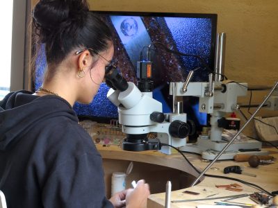 Travail de précision pendant la formation bijouterie avec un bijoutier dans les Pyrénées vers Tarbes