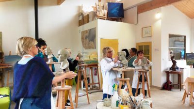 Modelage figuratif pendant le stage de sculpture sur modèle vivant